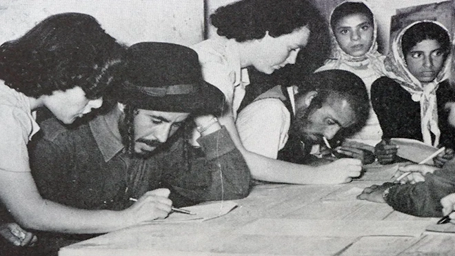 مهاجرون من يهود اليمن يتعلمون اللغة العبرية بعد وصولهم إلى إسرائيل عام 1949 (غيتي) مهاجرون من يهود اليمن يتعلمون اللغة العبرية بعد وصولهم إلى إسرائيل عام 1949 (غيتي)